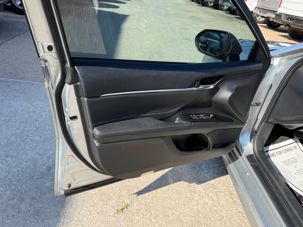 Toyota Camry Vehicle Full-screen Gallery Image 08
