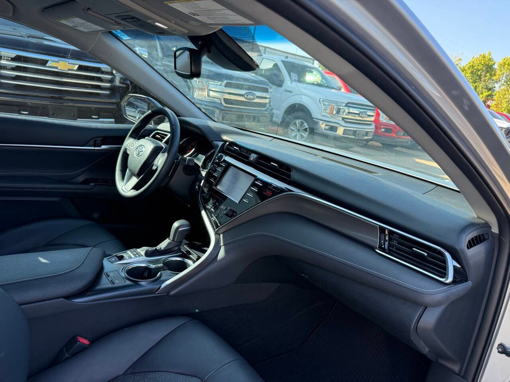 Toyota Camry Vehicle Full-screen Gallery Image 09