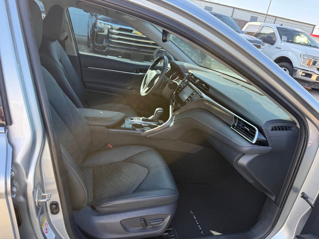 Toyota Camry Vehicle Full-screen Gallery Image 10