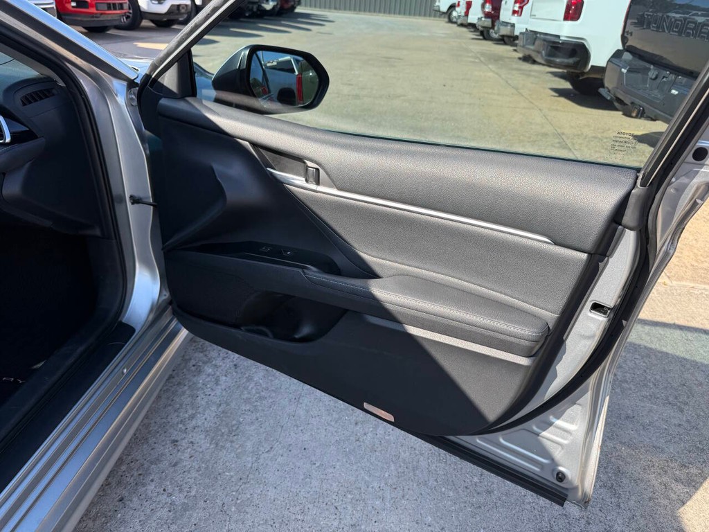 Toyota Camry Vehicle Full-screen Gallery Image 11