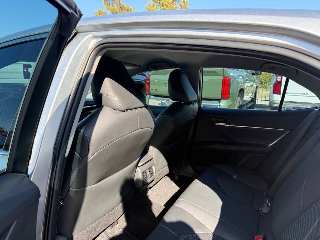 Toyota Camry Vehicle Full-screen Gallery Image 12