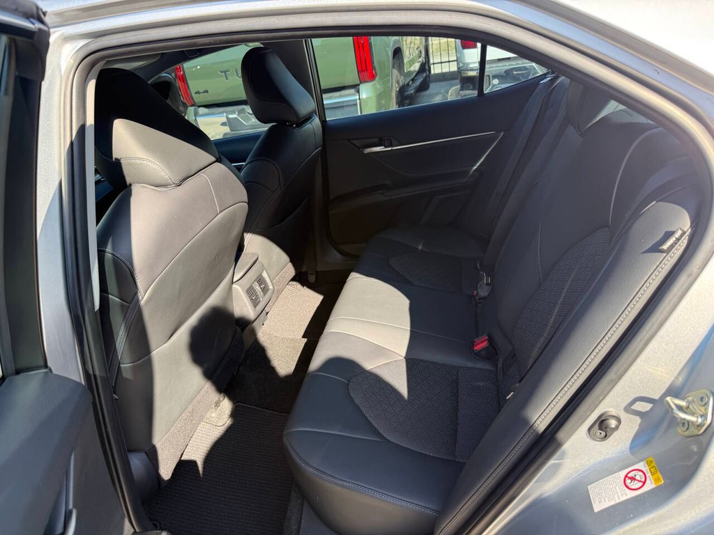 Toyota Camry Vehicle Full-screen Gallery Image 13