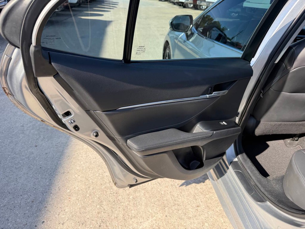 Toyota Camry Vehicle Full-screen Gallery Image 14
