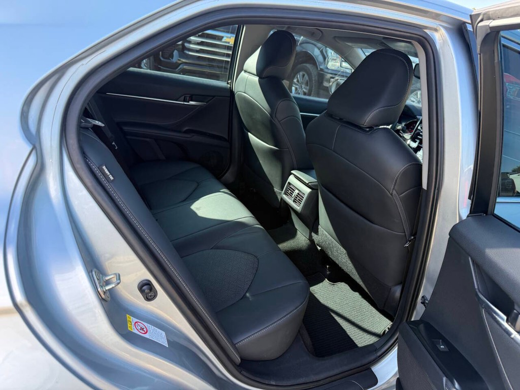 Toyota Camry Vehicle Full-screen Gallery Image 15