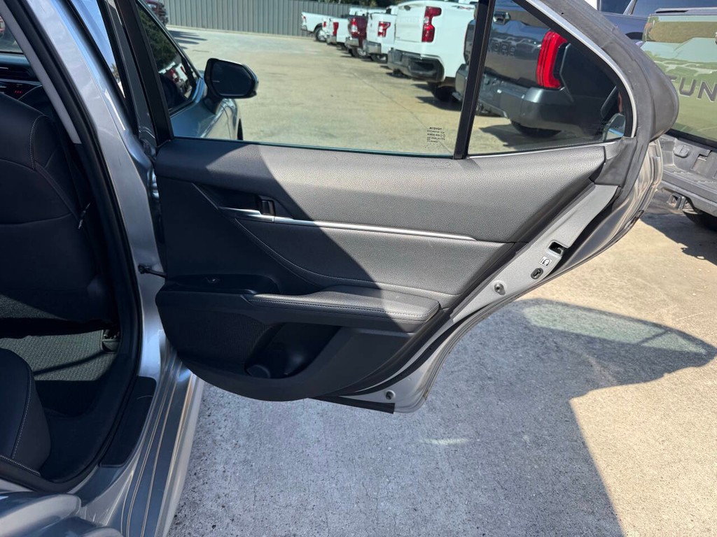 Toyota Camry Vehicle Full-screen Gallery Image 16