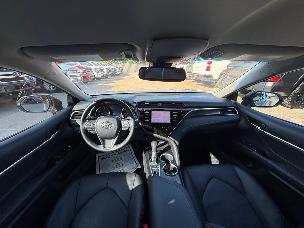 Toyota Camry Vehicle Full-screen Gallery Image 18