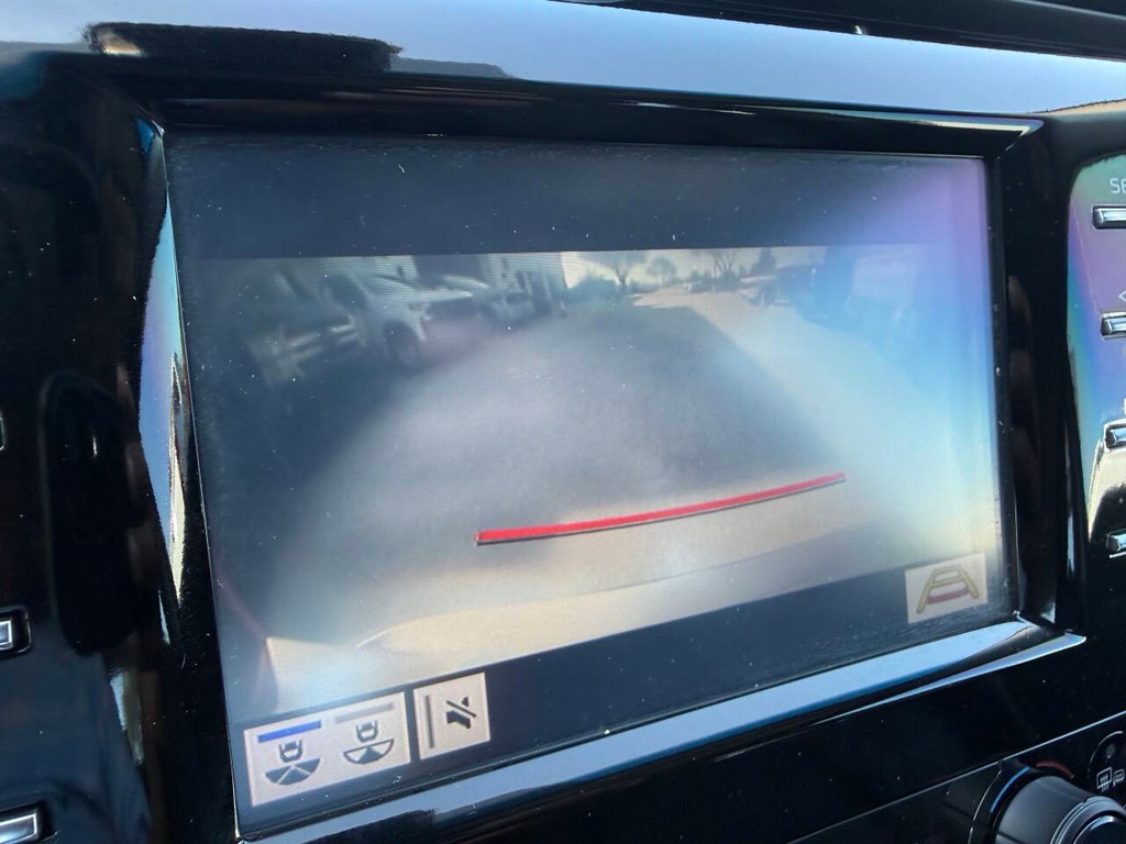 Toyota Camry Vehicle Full-screen Gallery Image 25