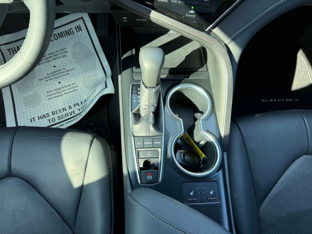 Toyota Camry Vehicle Full-screen Gallery Image 29