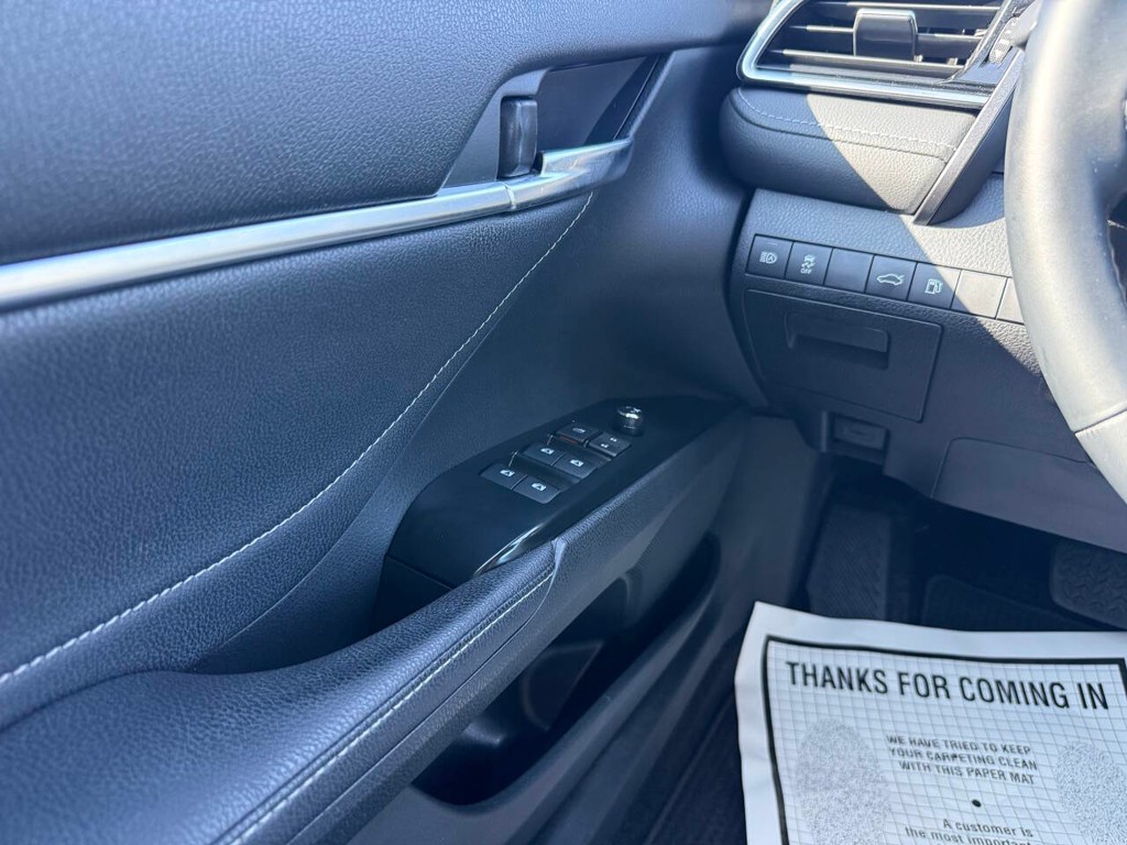Toyota Camry Vehicle Full-screen Gallery Image 30