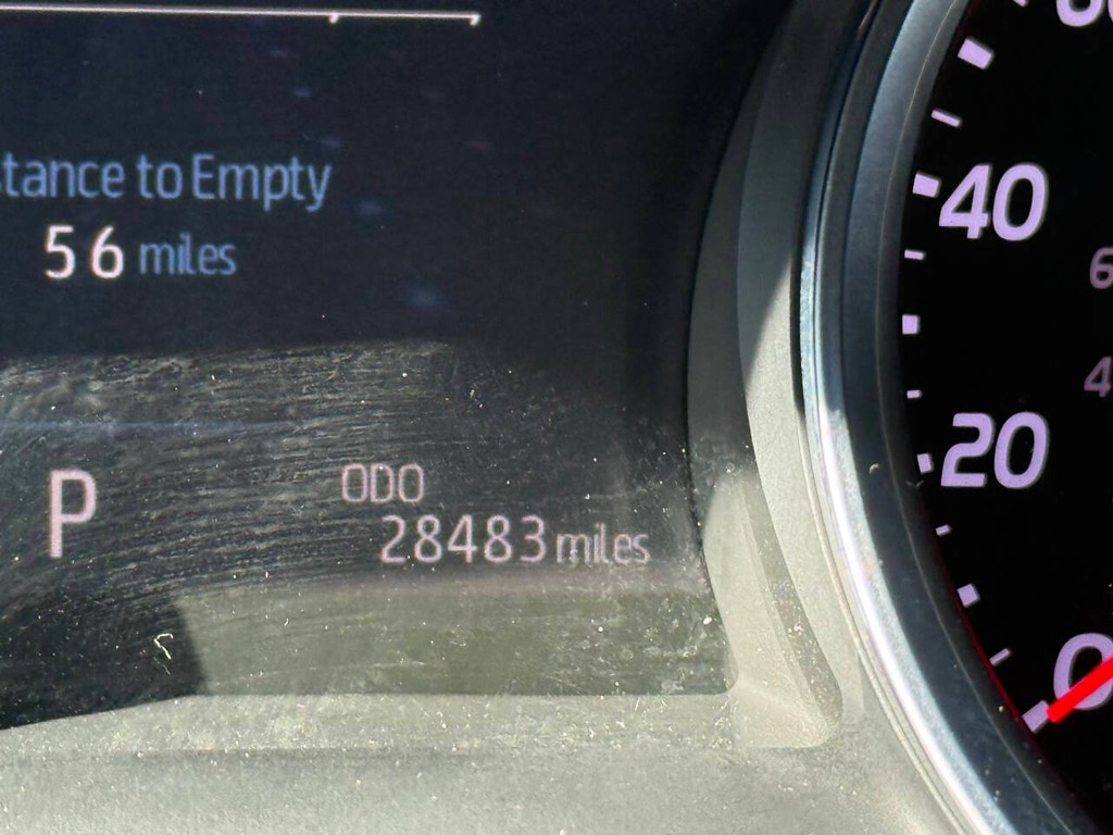 Toyota Camry Vehicle Full-screen Gallery Image 32