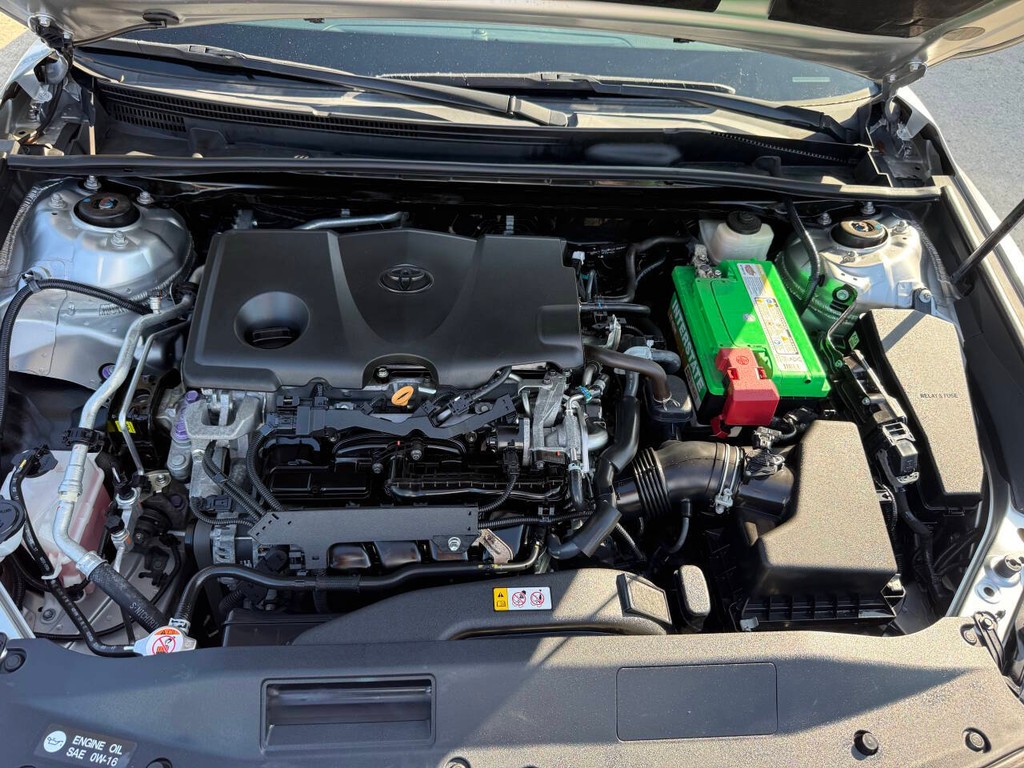 Toyota Camry Vehicle Full-screen Gallery Image 34