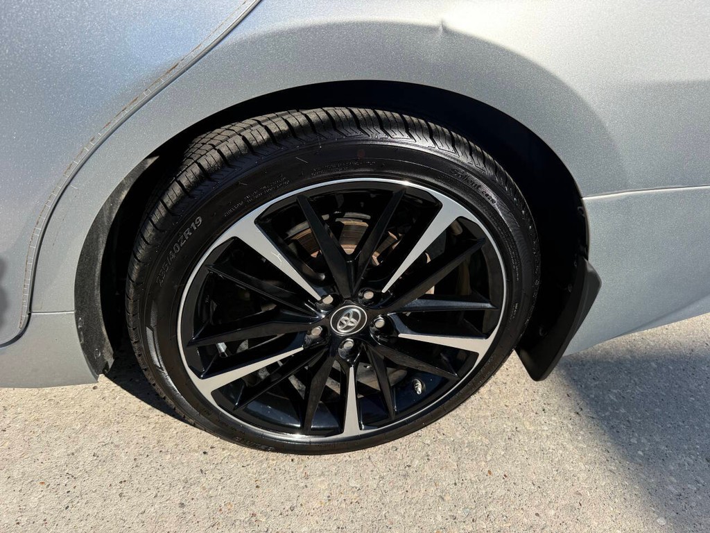 Toyota Camry Vehicle Full-screen Gallery Image 35