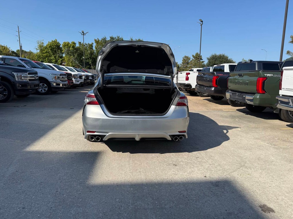 Toyota Camry Vehicle Full-screen Gallery Image 36