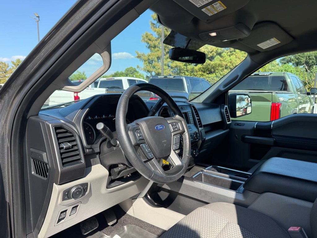 Ford F-150 Vehicle Full-screen Gallery Image 06