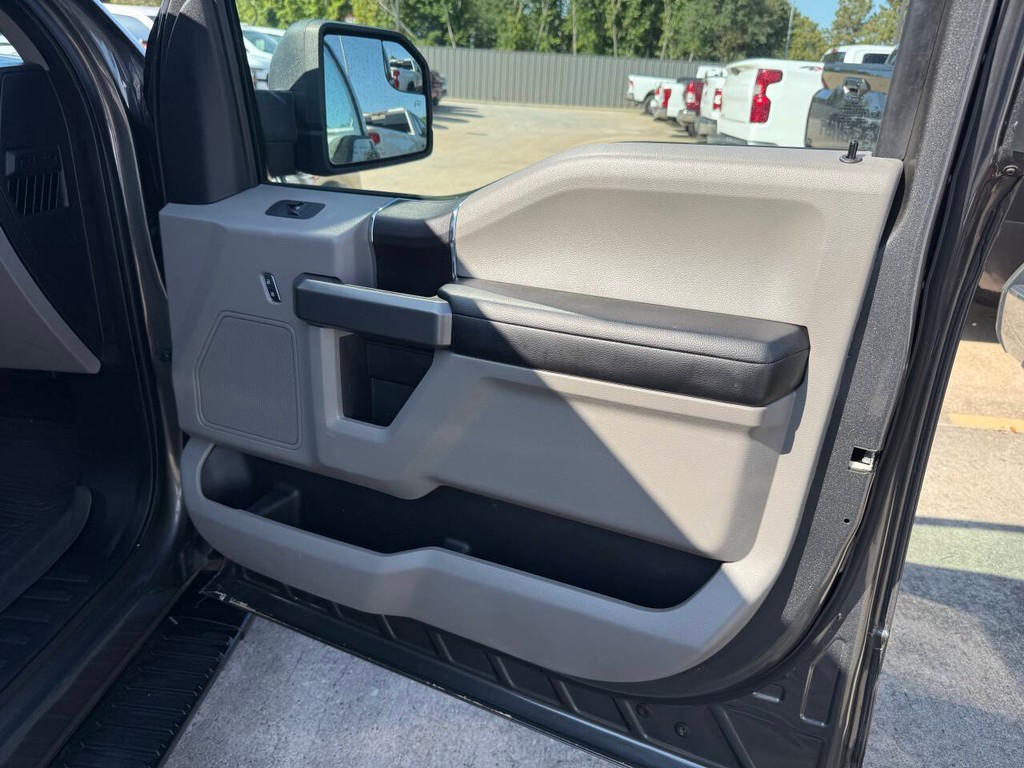 Ford F-150 Vehicle Full-screen Gallery Image 11
