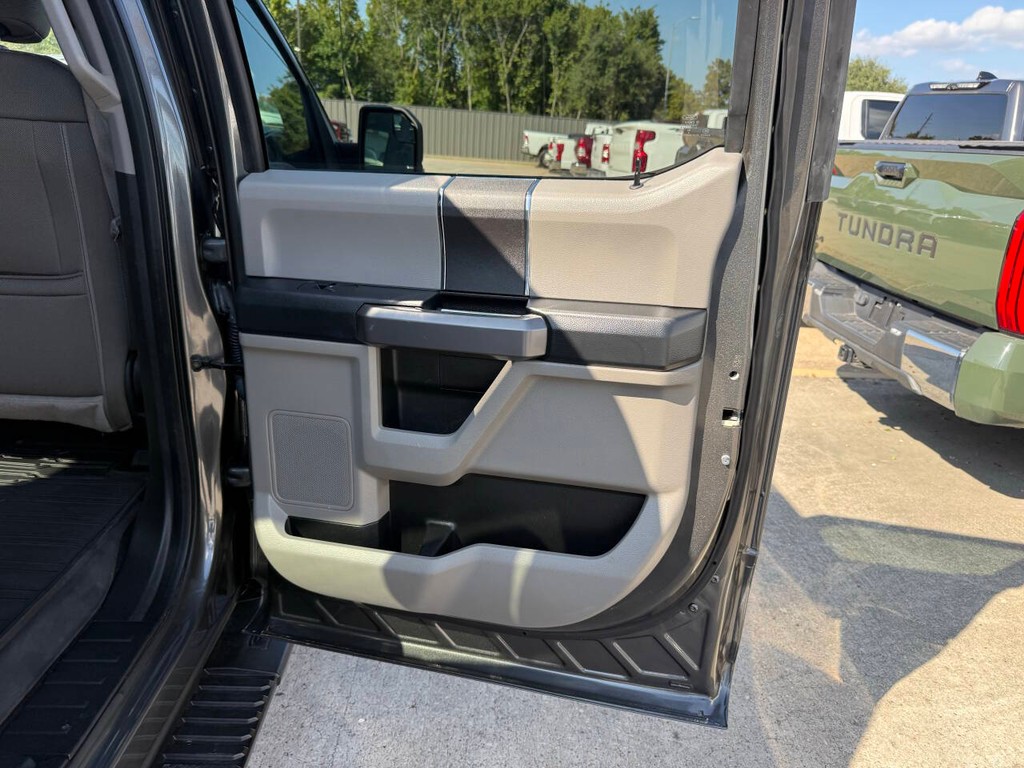 Ford F-150 Vehicle Full-screen Gallery Image 16