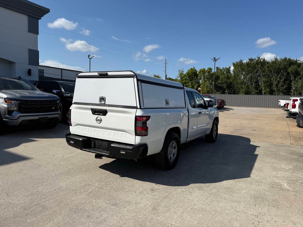 Nissan Frontier Vehicle Full-screen Gallery Image 05