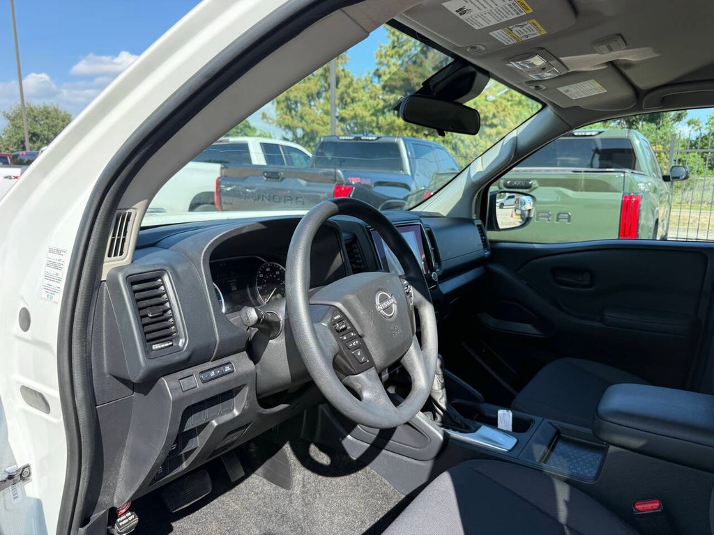 Nissan Frontier Vehicle Full-screen Gallery Image 06