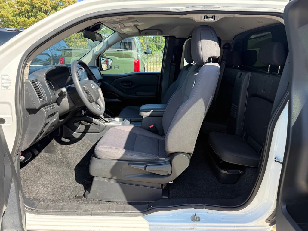 Nissan Frontier Vehicle Full-screen Gallery Image 07