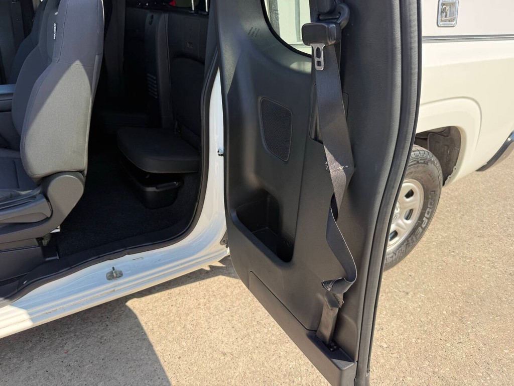 Nissan Frontier Vehicle Full-screen Gallery Image 08
