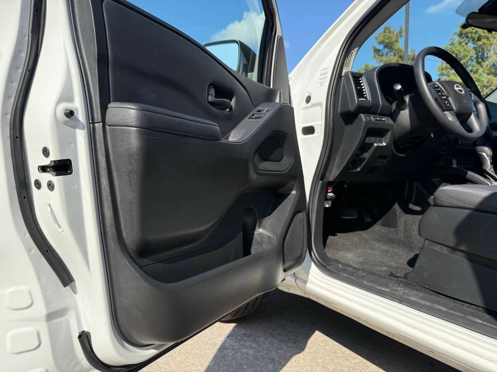 Nissan Frontier Vehicle Full-screen Gallery Image 09