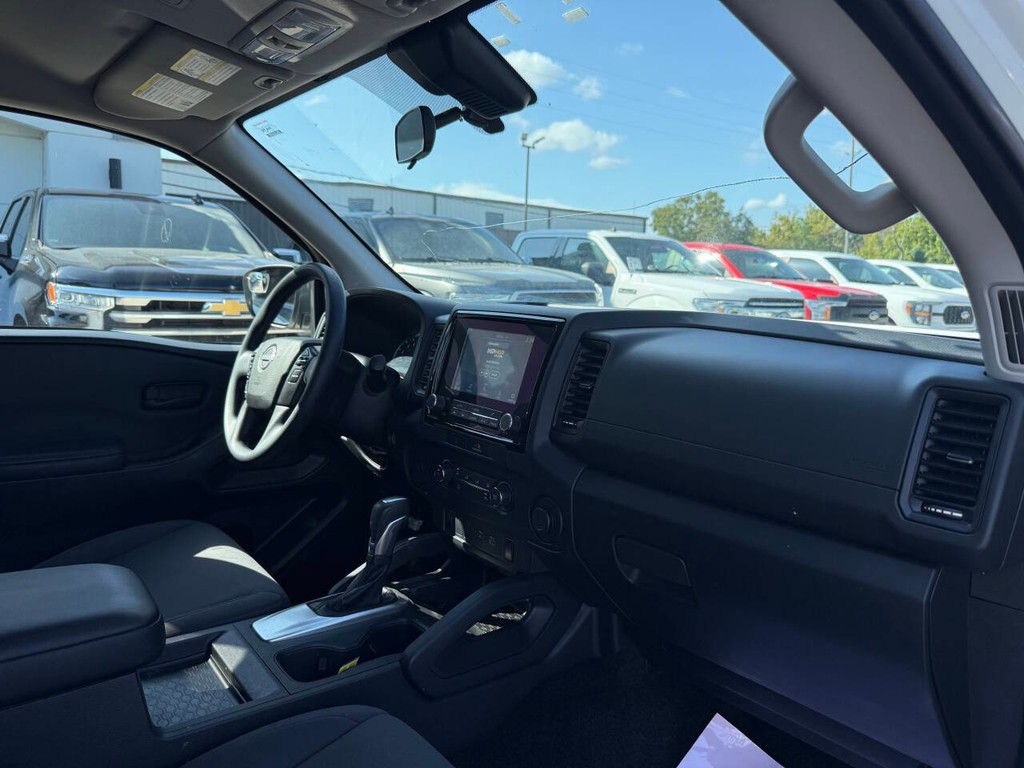 Nissan Frontier Vehicle Full-screen Gallery Image 10