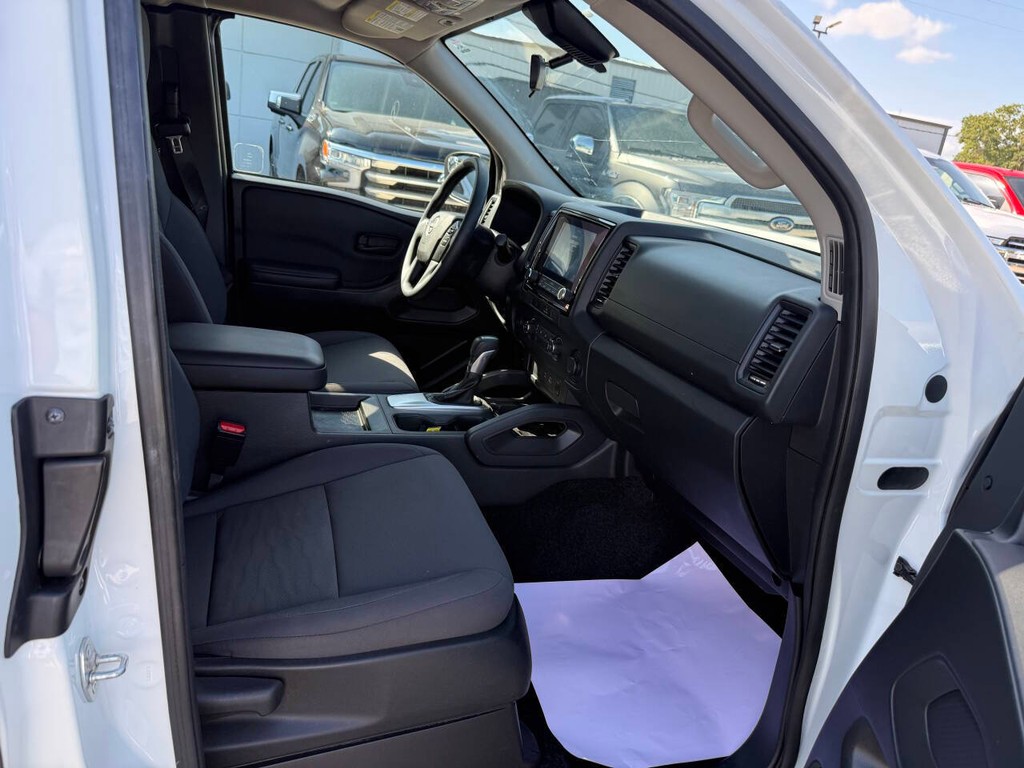 Nissan Frontier Vehicle Full-screen Gallery Image 11
