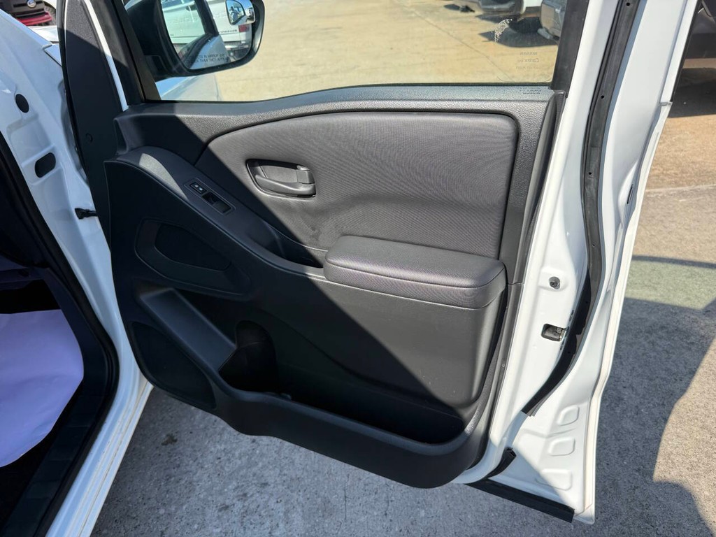 Nissan Frontier Vehicle Full-screen Gallery Image 12
