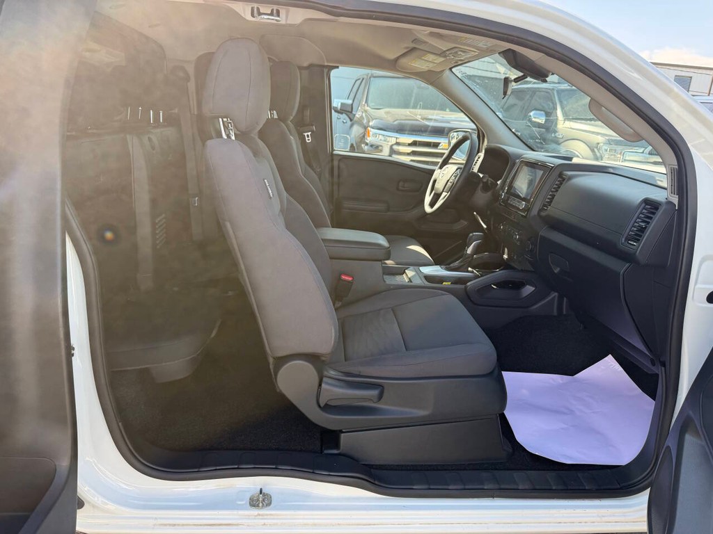 Nissan Frontier Vehicle Full-screen Gallery Image 13