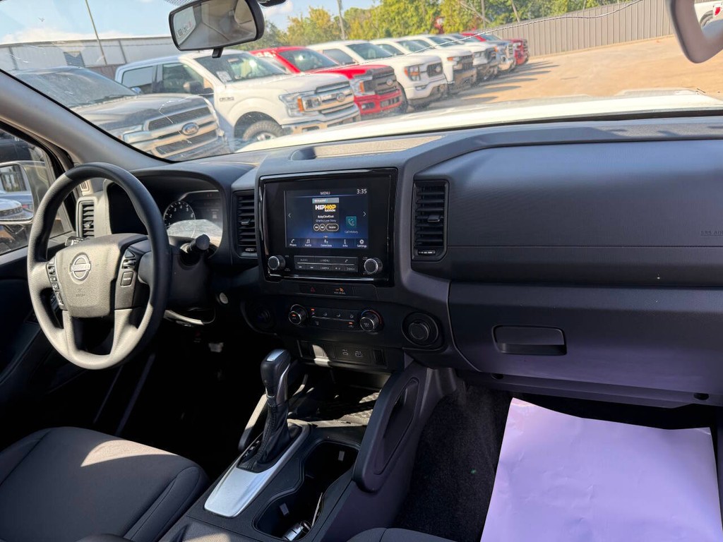 Nissan Frontier Vehicle Full-screen Gallery Image 15