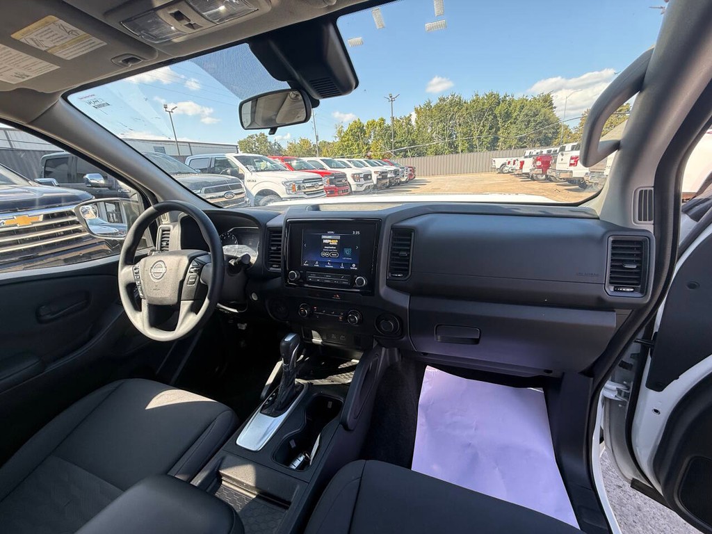 Nissan Frontier Vehicle Full-screen Gallery Image 16