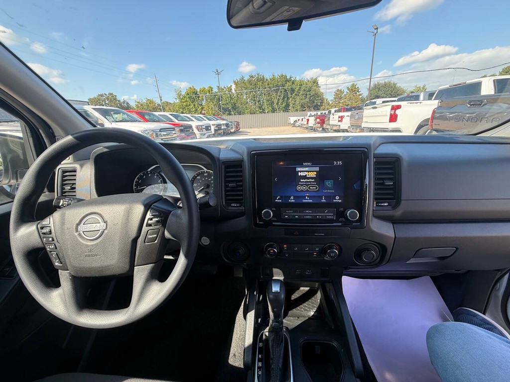 Nissan Frontier Vehicle Full-screen Gallery Image 17