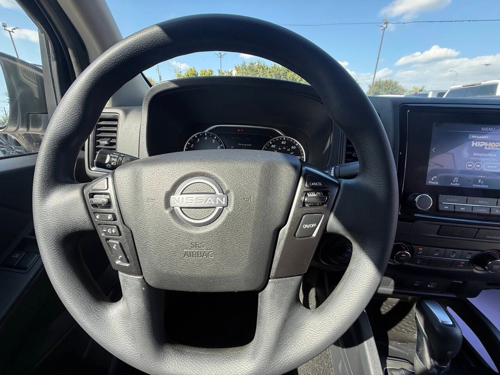 Nissan Frontier Vehicle Full-screen Gallery Image 18