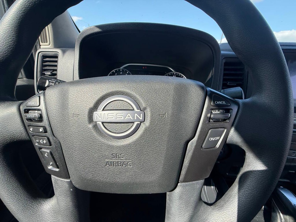 Nissan Frontier Vehicle Full-screen Gallery Image 19