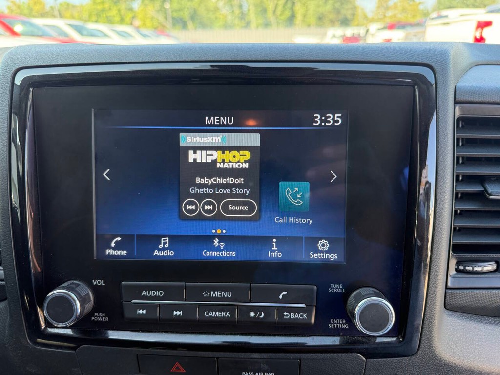 Nissan Frontier Vehicle Full-screen Gallery Image 21