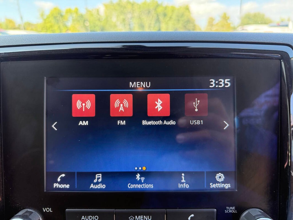 Nissan Frontier Vehicle Full-screen Gallery Image 23