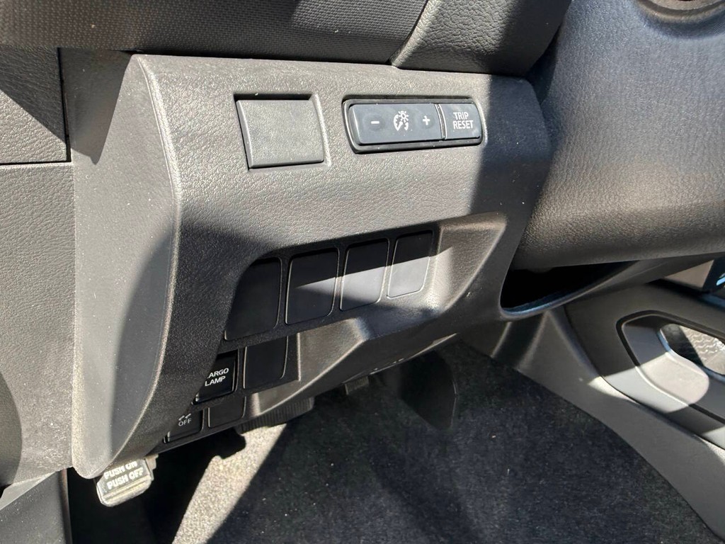 Nissan Frontier Vehicle Full-screen Gallery Image 27