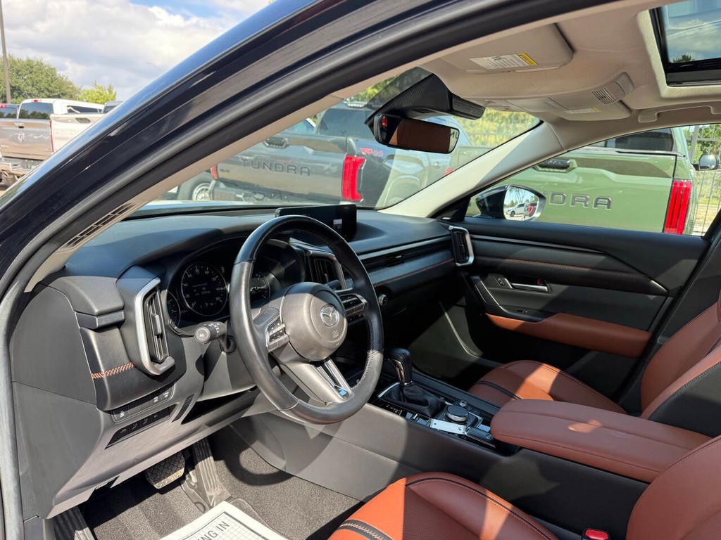 Mazda CX-50 Vehicle Full-screen Gallery Image 06