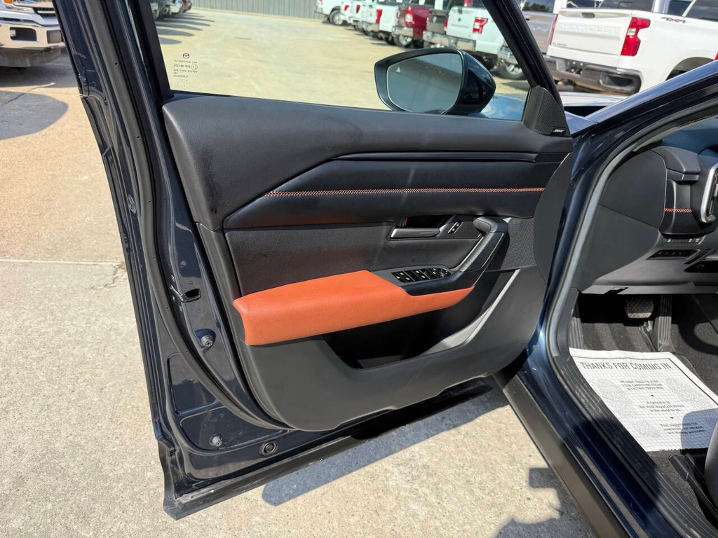 Mazda CX-50 Vehicle Full-screen Gallery Image 08