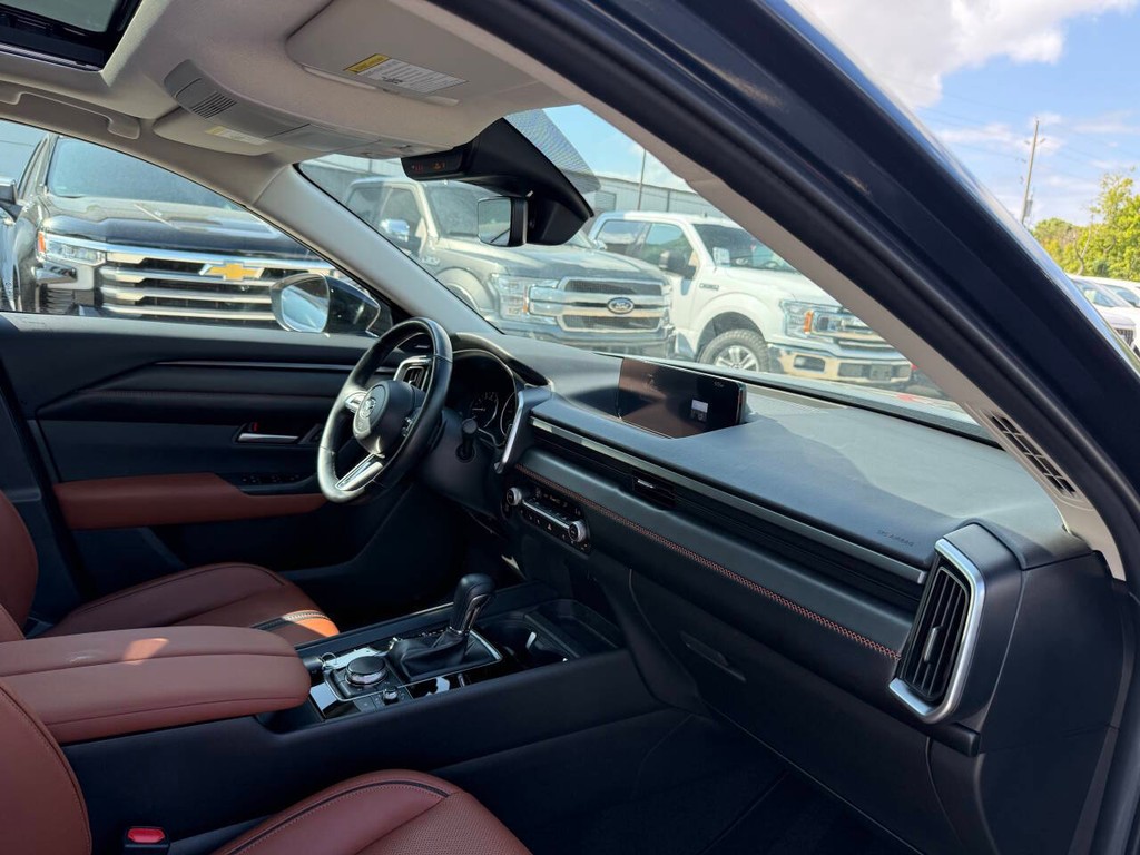 Mazda CX-50 Vehicle Full-screen Gallery Image 09