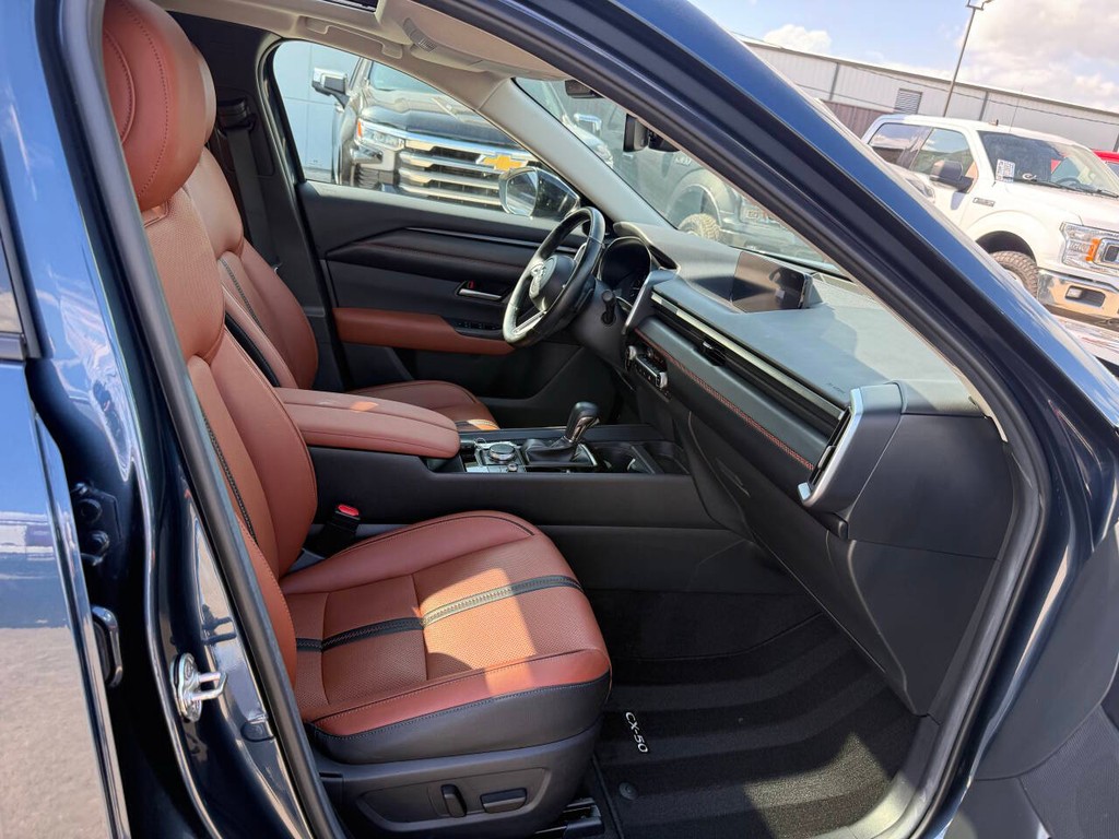 Mazda CX-50 Vehicle Full-screen Gallery Image 10