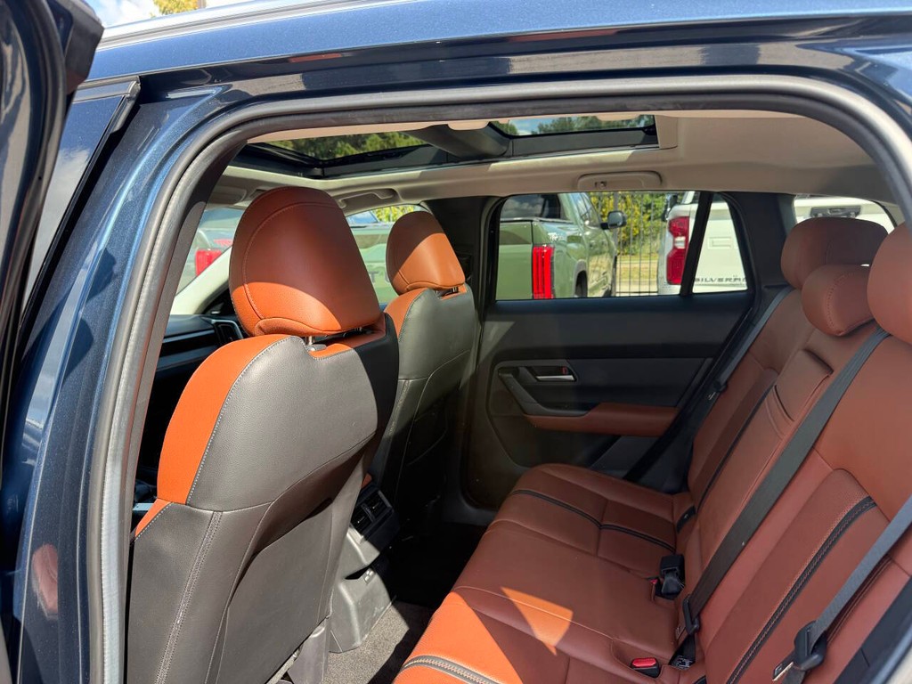 Mazda CX-50 Vehicle Full-screen Gallery Image 12