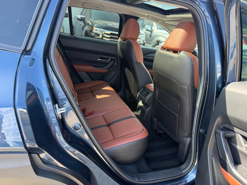 Mazda CX-50 Vehicle Full-screen Gallery Image 15