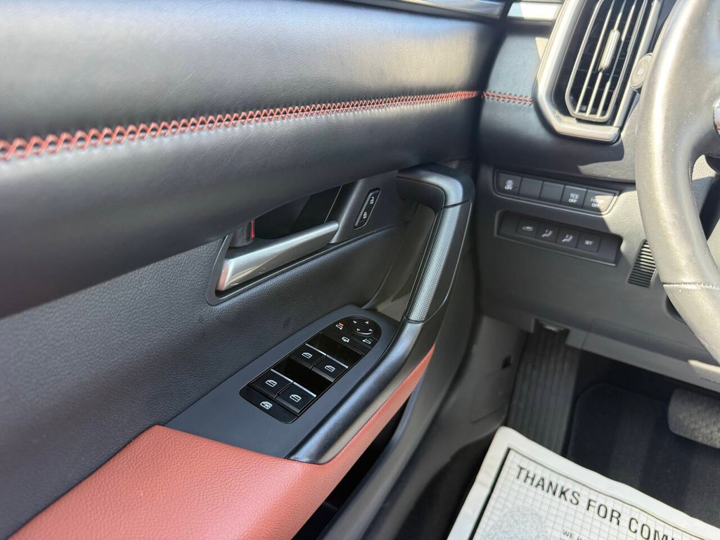 Mazda CX-50 Vehicle Full-screen Gallery Image 30