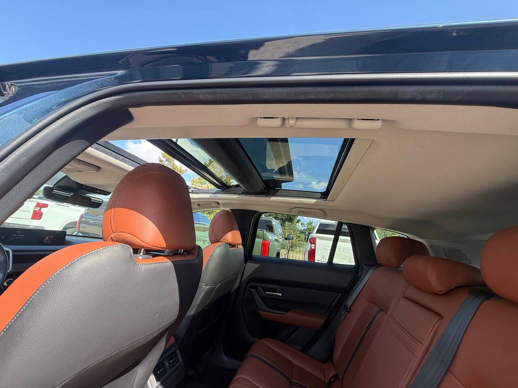 Mazda CX-50 Vehicle Full-screen Gallery Image 32