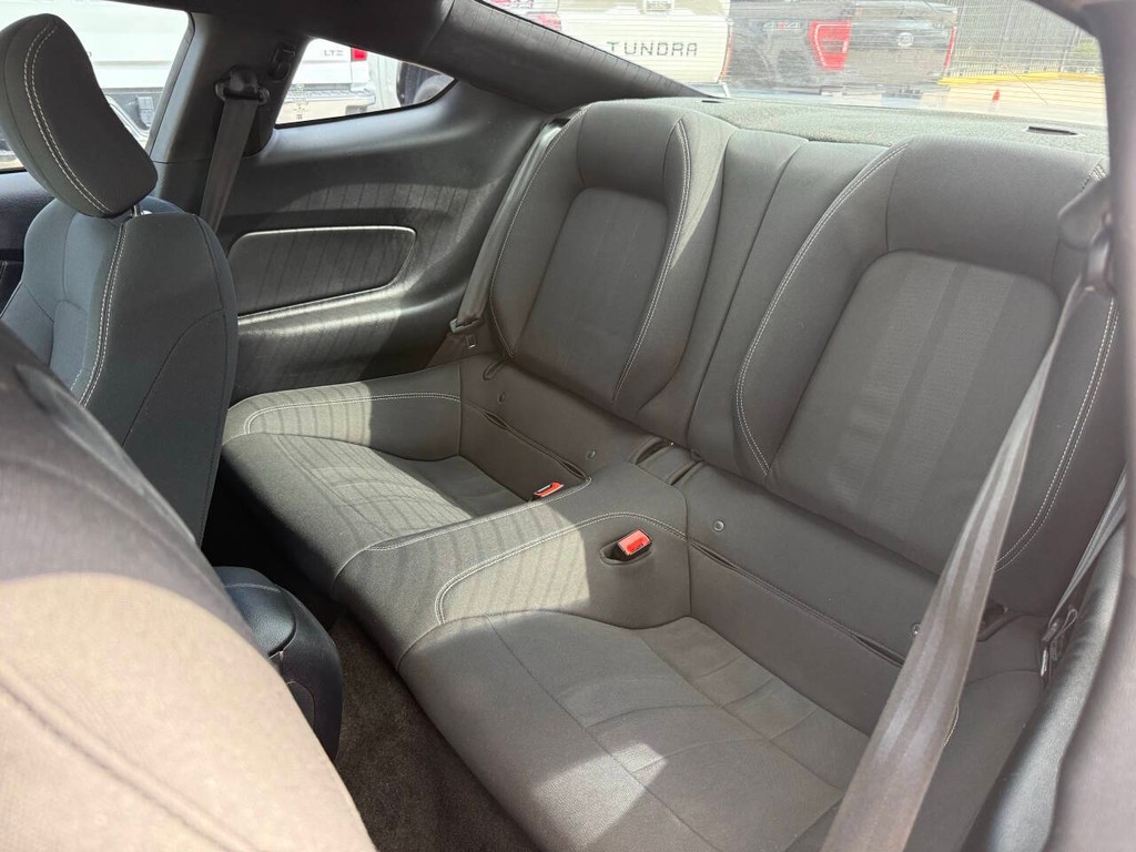 Ford Mustang Vehicle Full-screen Gallery Image 08