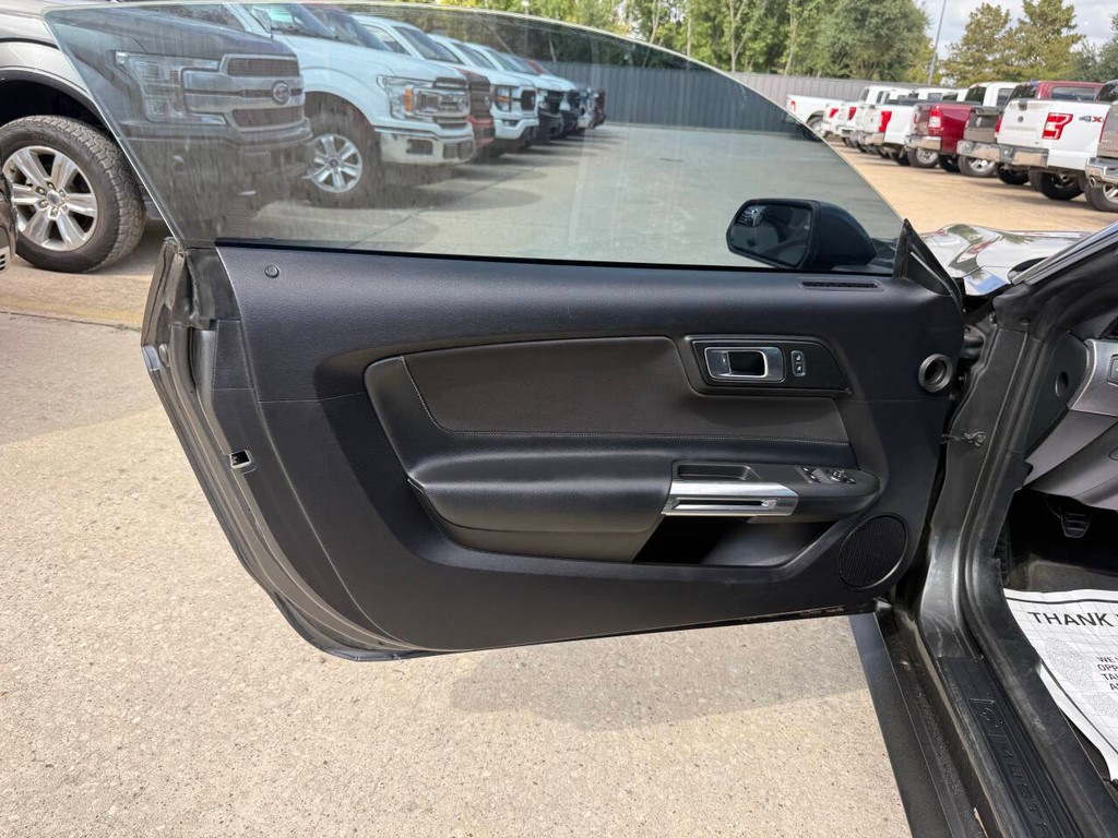 Ford Mustang Vehicle Full-screen Gallery Image 09