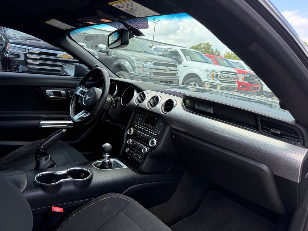Ford Mustang Vehicle Full-screen Gallery Image 10