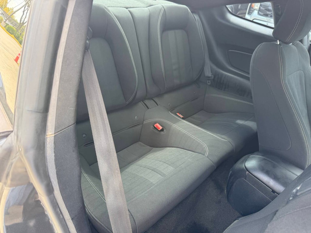 Ford Mustang Vehicle Full-screen Gallery Image 11