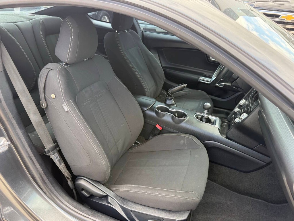 Ford Mustang Vehicle Full-screen Gallery Image 12